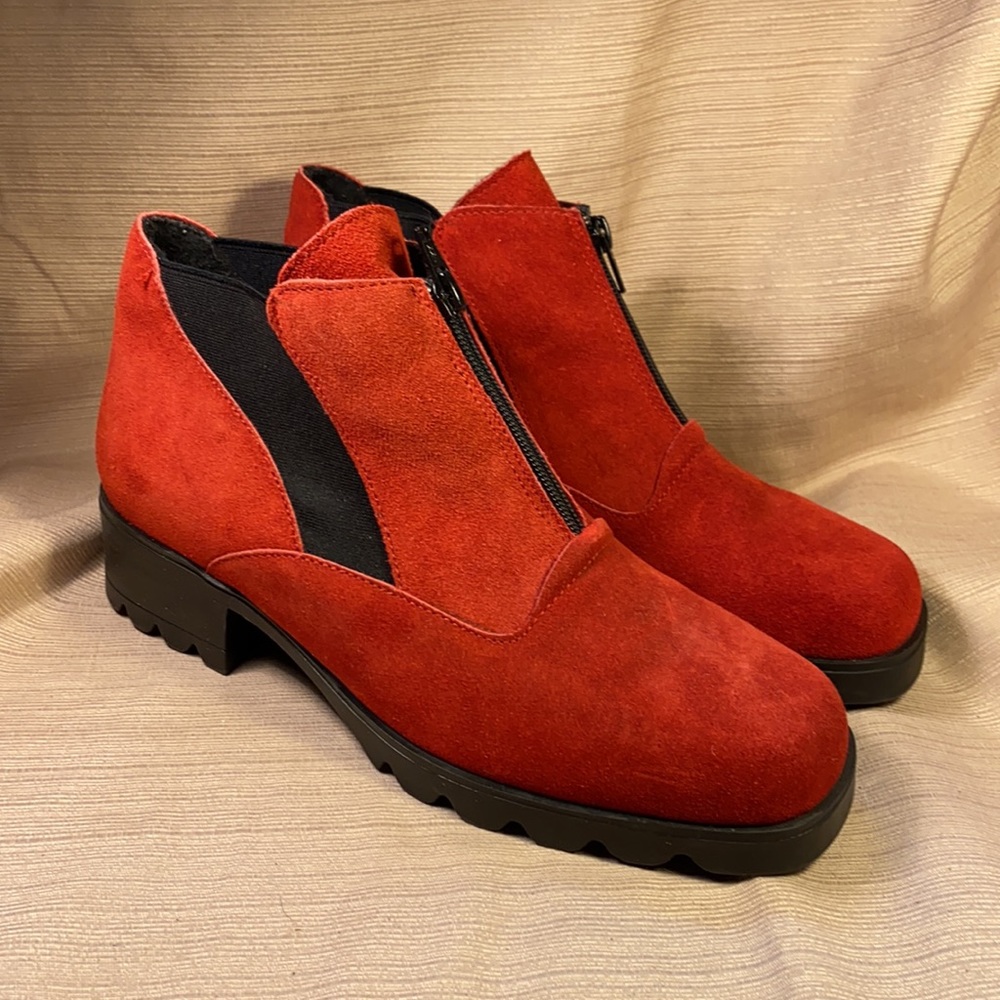 Barbo NWOT leather booties made in Canada 🇨🇦 - Picture 3 of 16